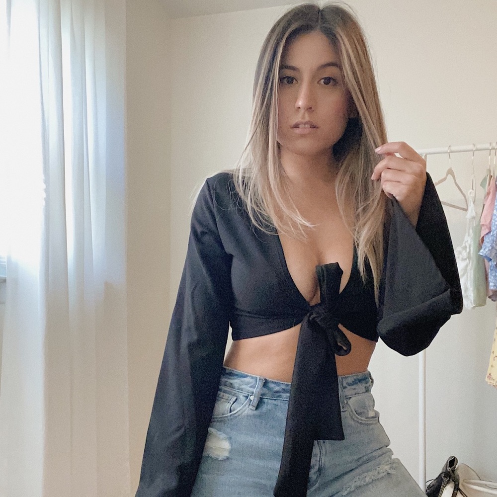 Black long sleeve crop top